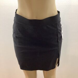 89th & Madison Size Medium Black Skort With Front Slit. MSRP $48 New With Tags